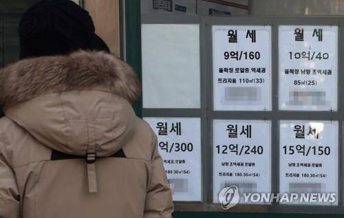 서울 송파구 공인중개사무소 앞에 붙은 월세 관련 정보 [연합뉴스 자료사진]
