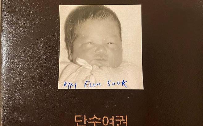 평택 미군기지 사령관 부인, 45년전 입양 한인…최근 가족 재회 (서울=연합뉴스) 평택 미군기지인 캠프 험프리스의 세스 그레이브스 사령관의 부인이 45년 전 미국으로 입양됐던 한국인이라는 사연이 최근 공개됐다. 사진은 입양 당시 사진. '김은숙'이라는 한국 이름이 적혀 있다. 2022.1.16 [출처=미군 기관지 성조지 홈페이지]