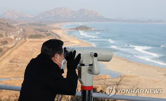 고성 통일전망대 방문한 이재명 대선후보 (고성=연합뉴스) 백승렬 기자 = 더불어민주당 이재명 대선후보가 16일 강원도 고성군 통일전망대를 방문, 망원경으로 북녘땅을 바라보고 있다. 2022.1.16 srbaek@yna.co.kr