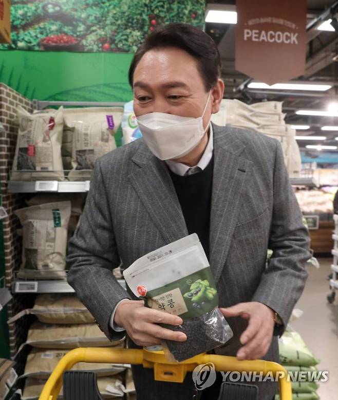 대형마트에서 물건 사는 윤석열 대선후보 [연합뉴스 자료사진]