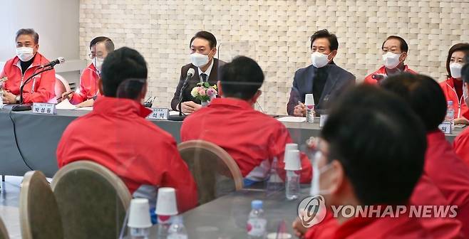 국회의원-당협위원장 연석회의에서 발언하는 윤석열 (서울=연합뉴스) 국민의힘 윤석열 대선 후보가 16일 서울 마포구 케이터틀에서 국민의힘 서울 선대위 출범식에 앞서 열린 국회의원-당협위원장 연석회의에서 발언하고 있다. 2022.1.16 [국회사진기자단] toadboy@yna.co.kr