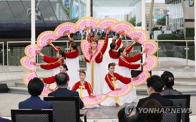 두바이 엑스포 한국의날  부채춤 공연 관람하는 문재인 대통령 (두바이=연합뉴스) 서명곤 기자 = 문재인 대통령이 16일(현지시간) 두바이 엑스포 알 와슬 플라자에서 열린 두바이 엑스포 한국의 날 공식행사에서 부채춤 공연을 관람하고 있다. 2022.1.16 seephoto@yna.co.kr