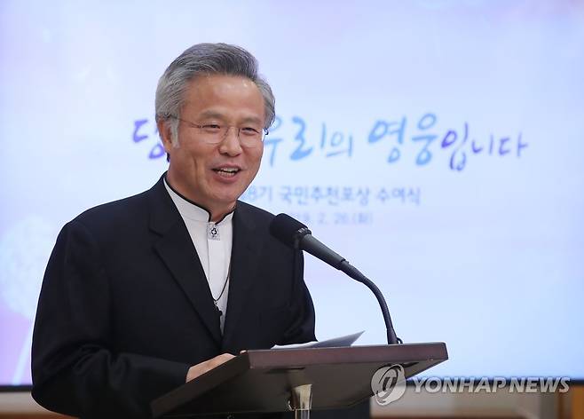 국민추천포상 심사결과 보고하는 최일도 목사 국민추천포상 심사위원장인 최일도 목사가 2019년 2월 26일 오후 청와대 문재인 대통령이 참석한 가운데 열린 제8기 국민추천포상 수여식에서 심사결과를 발표하고 있다. [연합뉴스 자료사진]