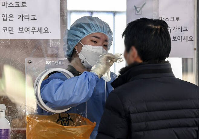 지난 16일 오전 서울역에 설치된 코로나19 임시선별검사소에서 시민이 검사를 받고 있다. (사진=연합뉴스)