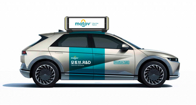 모토브는 택시 상단 표시등에 설치하는 차량용 스마트 미디어 기기를 통해 실시간으로 도시 공간 데이터를 수집하고, 데이터를 반영해 상황 인지형 광고를 운영하는 차세대 광고 플랫폼이다.