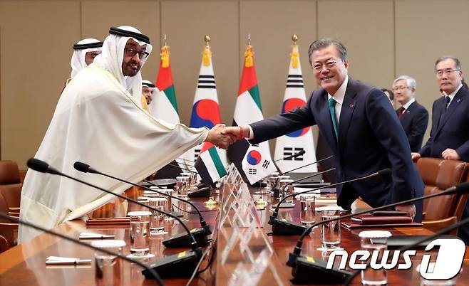 문재인 대통령과 모하메드 빈 자이드 알 나흐얀 아랍에미리트(UAE) 왕세제가 27일 청와대 본관에서 정상회담에 앞서 악수하고 있다. (청와대 제공) 2019.2.27/뉴스1