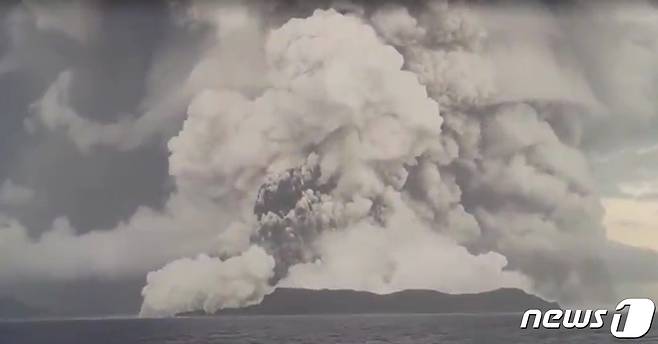 15일(현지시간) 남태평양 통가 인근 해저 화산 폭발 당시의 모습. 2022.01.16/news1 © 뉴스1
