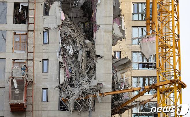 17일 오전 광주광역시 서구 화정동 현대산업개발 아파트 신축공사 붕괴사고 현장에 제거되지 못한 잔해물이 보이고 있다. 지난 11일 현대산업개발이 시공 중인 화정동 아이파크 신축 공사 현장 201동 건물이 38층부터 23층까지 무너져 작업자 6명이 실종됐다. 6명 중 1명은 숨진 채 발견됐고 나머지 5명의 생사 여부는 확인되지 않고 있다. 2022.1.17/뉴스1 © News1 이재명 기자