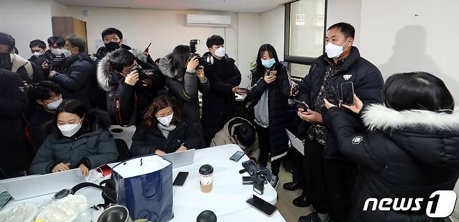 17일 오전 광주 서구 화정동 현대산업개발 아이파크 아파트 신축 공사 붕괴사고 현장 인근에서 안정호 피해자 가족협의회 대표가 구조 관련 등의 입장을 발표하고 있다. 지난 11일 오후 3시46분쯤 해당 공사 현장 201동 건물이 38층부터 23층까지 무너져 작업자 6명이 실종됐다. 실종자 중 1명은 숨진 채 발견됐고 나머지 5명의 생사 여부는 확인되지 않고 있다. 2022.1.17/뉴스1 © News1 황희규 기자