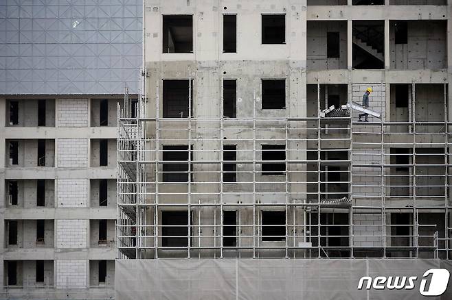 중국 상하이의 한 아파트 건설 현장 © 로이터=뉴스1