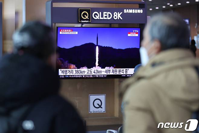 북한이 단거리 탄도미사일 2발을 발사하며 네 번째 무력시위를 벌인 17일 서울역에서 시민들이 관련 뉴스를 시청하고 있다. 2022.1.17/뉴스1 © News1 안은나 기자