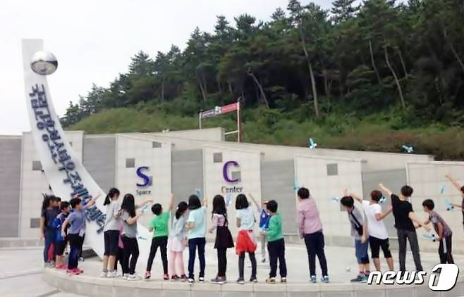괴산군 드림스타트 학생들이 전남 고흥군 국립고흥청소년우주체험센터에서 '항공우주과학 체험학습'을 하고 있다.(괴산군 제공)© 뉴스1