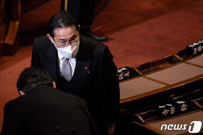 기시다 후미오 일본 총리가 17일 참의원 본회의에 참석해 시정 연설을 준비하고 있다.  © AFP=뉴스1