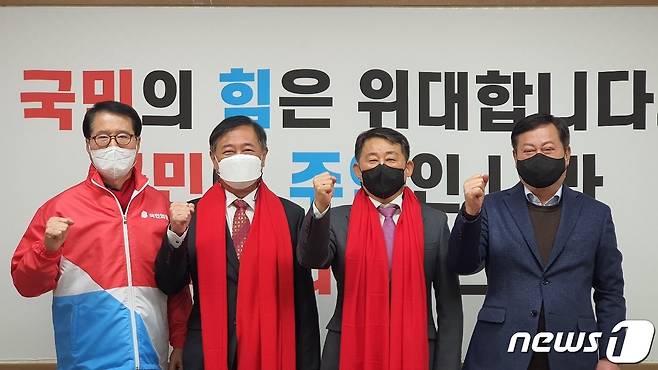 (대전=뉴스1) 김경훈 기자 = 서철모 전 대전시 행정부시장과 최근 더불어민주당을 탈당한 황경식 전 대전시의원이 17일 국민의힘에 입당원서를 제출하고 윤석열 대선후보의 승리를 위해 파이팅을 외치고 있다. 왼쪽부터 양홍규 대전시당위원장, 황경식 전 대전시의원, 서철모 전 대전시 행정부시장, 이은권 중구당협위원장.(국민의힘 대전시당 제공)© 뉴스1