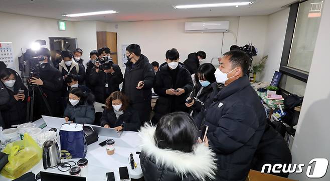 17일 오전 광주 서구 화정동 현대산업개발 아이파크 아파트 신축 공사 붕괴사고 현장 인근에서 안정호 피해자 가족협의회 대표가 구조 관련 등의 입장을 발표하고 있다. 지난 11일 오후 3시46분쯤 해당 공사 현장 201동 건물이 38층부터 23층까지 무너져 작업자 6명이 실종됐다. 실종자 중 1명은 숨진 채 발견됐고 나머지 5명의 생사 여부는 확인되지 않고 있다. 2022.1.17/뉴스1 © News1 황희규 기자