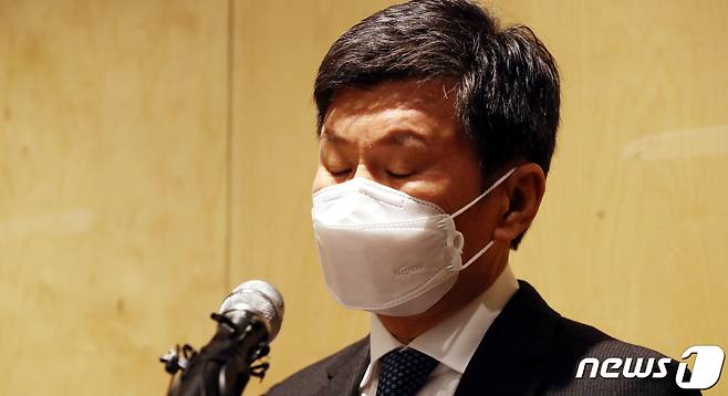 정몽규 HDC현대산업개발 회장이 17일 서울 HDC현대산업개발 용산 사옥에서 광주 아파트 외벽 붕괴 사고와 관련 입장 발표를 하고 있다. 이날 정 회장은 광주 사고의 책임을 지고 회장직에서 물러나겠다고 밝혔다. 2022.1.17/뉴스1 © News1 임세영 기자