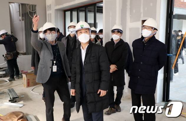 김승수 전주시장은 17일 디지털커머스 전문기관 구축 현장을 찾아 시설물 안전사항을 점검하고, 진행상황을 점검하고 있다.(전주시 제공)© 뉴스1