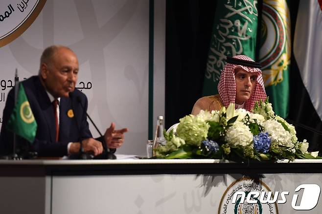 아델 알 주베르 사우디 외무장관과 아불 게이트 아랍연맹 사무총장이15일(현지시간) 사우디아라비아 다란에서 열린 제29차 아랍연맹 정상회담을 마친 뒤 기자회견을 하고 있다. © AFP=뉴스1 © News1 우동명 기자