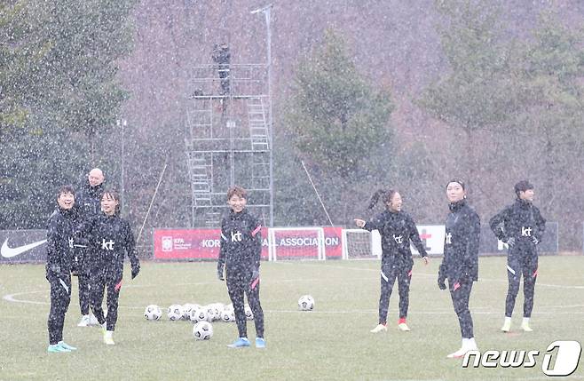 뉴질랜드와 2차 평가전을 앞둔 한국 여자축구대표팀 선수들이 29일 오후 경기도 파주 축구 국가대표 트레이닝센터(NFC)에서 훈련 도중 스프링클러가 작동하자 즐거워 하고 있다. 2021.11.29/뉴스1 © News1 이성철 기자