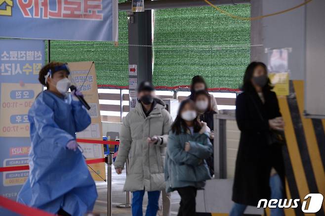 17일 오전 광주 북구보건소 선별진료소에서 시민들이 진단검사를 받기 위해 길게 줄지어 서 있다.2022.1.17/뉴스1 © News1 정다움 기자