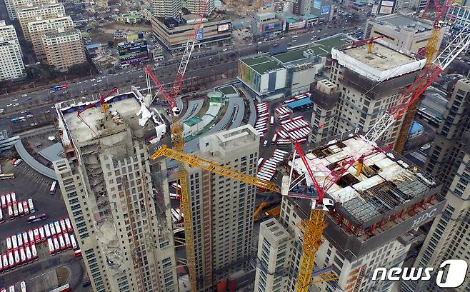 17일 오후 광주광역시 서구 화정동 현대산업개발 아파트 신축공사 붕괴사고 현장에 제거되지 못한 잔해물이 보이고 있다. 지난 11일 현대산업개발이 시공 중인 화정동 아이파크 신축 공사 현장 201동 건물이 38층부터 23층까지 무너져 작업자 6명이 실종됐다. 6명 중 1명은 숨진 채 발견됐고 나머지 5명의 생사 여부는 확인되지 않고 있다. 2022.1.17/뉴스1 © News1 이재명 기자