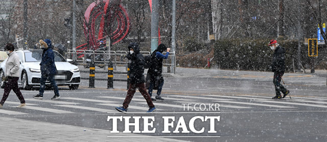 전국적으로 영하권의 추운 날씨를 보인 17일 오후 서울 용산역 인근의 시민들이 내리는 눈을 맞으며 거리를 걷고 있다. /임세준 기자