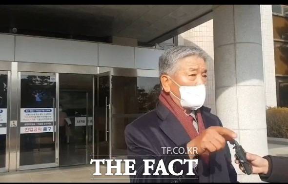 박병종 고흥군수가 근무성적 조작과 썬밸리 해양 리조트 특혜 의혹에 대한 1심 재판에서 징역 3년을 선거 받은 직후 항소할 뜻을 밝히고 있다. /뉴스탑 전남 제공