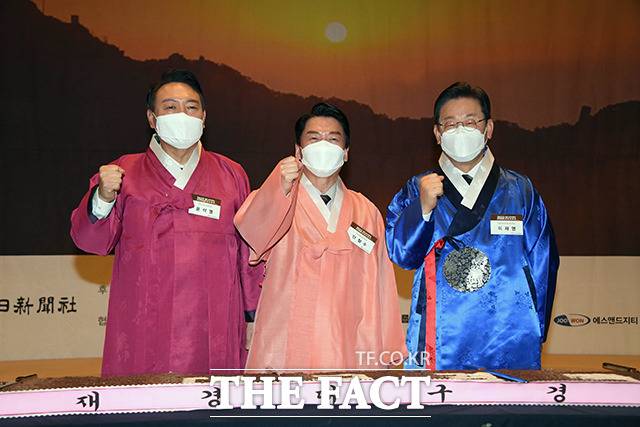 윤석열 국민의힘 대선 후보와 안철수 국민의당 대선 후보, 이재명 더불어민주당 대선 후보(왼쪽부터)가  17일 오후 서울 중구 프레스센터에서 열린 '2022 재경 대구·경북인 신년 교례회에서 포즈를 취하고 있다. /국회사진취재단