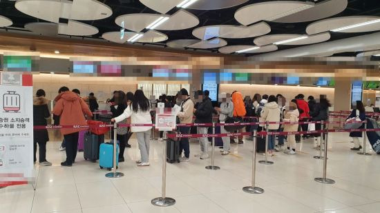14일 밤 김포공항 내 수하물을 맡길 수 있는 플랫폼. 사람들로 인산인해를 이루고 있다.