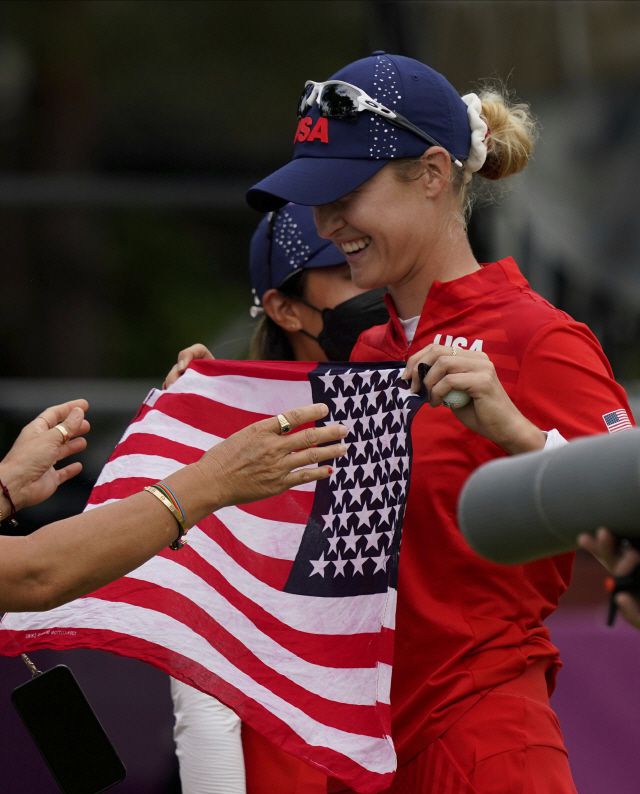 미국의 넬리 코르다가 7일 열린 도쿄올림픽 여자 골프 최종 라운드서 금메달을 확정지은 뒤 작은 미국 국기를 들고 기뻐하고 있다. AP 연합뉴스
