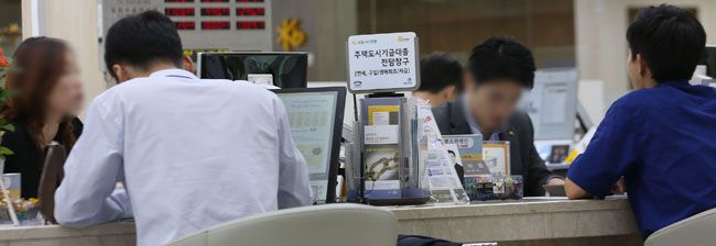 서울의 한 은행에서 고객들이 대출 상담을 받고 있는 모습. 사진=조선DB.