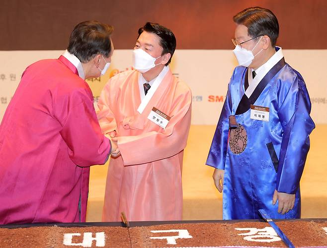 더불어민주당 이재명(오른쪽부터)·국민의당 안철수·국민의힘 윤석열 대선후보가 17일 서울 중구 프레스센터에서 열린 재경 대구경북인 신년교례회에 참석해 인사하고 있다. /연합뉴스