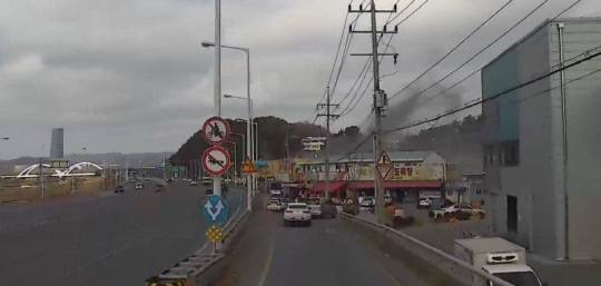 17일 오전 11시 51분쯤 화재가 발생해 검은 연기가 치솟고 있는 대전 대덕구 오정동의 한 물류창고. 사진=대전소방본부