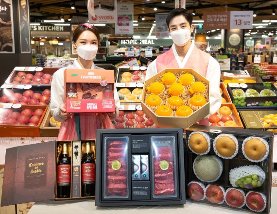 모델들이 17일 서울 강서구 등촌동 홈플러스 강서점에서 설 선물세트 본판매 상품을 소개하고 있다. 홈플러스 제공.