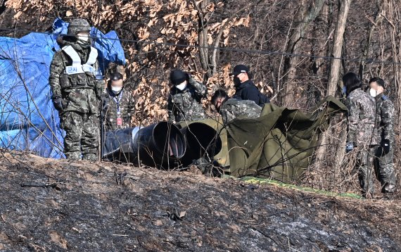 공군 F-5E 전투기 추락사고 이틀째인 12일 오전 경기도 화성시 정남면 관항리 한 야산에서 군 관계자들이 사고현장을 살펴보고 있다.