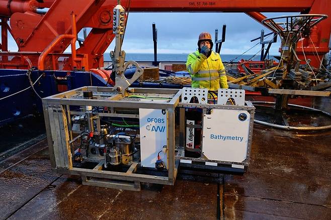 남극해를 1∼1.5노트의 속도로 항해하면서 해저 1∼1.5m에서 생물과 수심을 측정하는 폴라스테른 호의 ’해저 관측 및 측심 시스템(OFOBS)’. 알프레드 베게너 연구소 OFOBS 팀 제공.