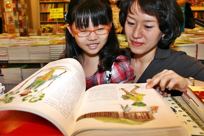 엄마와 딸이 서울의 한 대형서점에서 그림책을 보며 고르고 있다. 김명진 기자 littleprince@hani.co.kr