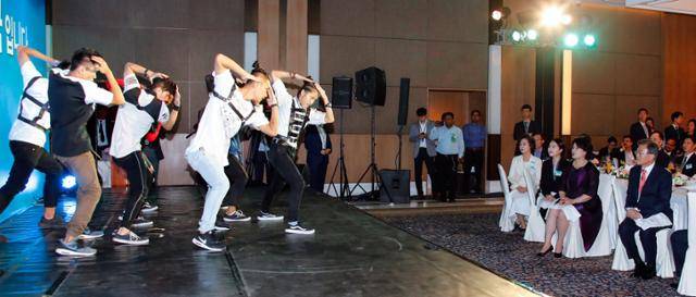 2018년 7월 10일 인도를 국빈 방문한 문재인 대통령과 부인 김정숙 여사가 뉴델리 오베로이 호텔에서 열린 동포 만찬 간담회에서 인도 현지 K-POP 댄스팀의 공연을 보고 있다. 연합뉴스