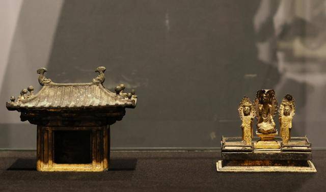 17일 오전 서울 강남구 케이옥션에서 국보 '금동삼존불감'을 전시하고 있다. 연합뉴스