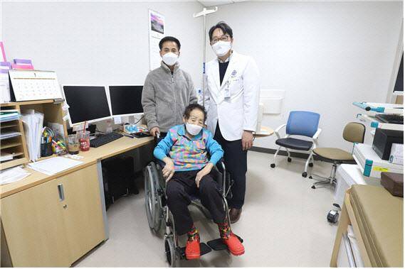 대장암 수술을 받고 퇴원한 91세 이 모(가운데) 할머니가 아들과 외래 진료 차 용인세브란스병원을 찾아 이종민 대장항문외과 교수와 기념 촬영했다. 용인세브란스병원 제공