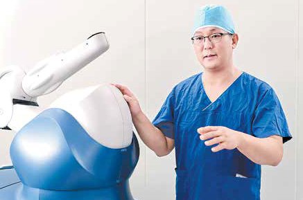 정용욱 부산큰병원 대표원장은 마코 로봇의 센서가 실시간 알려주는 환자의 무릎 정보를 통해 최상의 치료법을 찾는다고 강조했다. 인성욱 객원기자