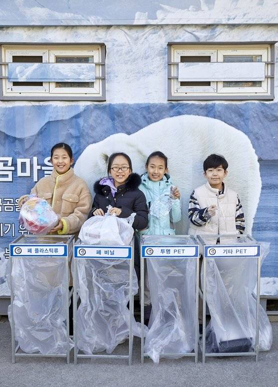 자원순환 시범마을로 지정된 뒤 마을 골목이 몰라보게 깨끗해졌다는 북극곰 마을. 적극적인 재활용 분리배출은 주거환경 개선까지 이어진다는 사실을 보여준다.