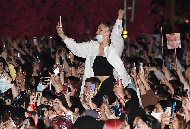 ‘한국의 날 K-POP 콘서트’에서 관중들이 그룹 스트레이키즈의 공연을 보면서 환호하고 있다. 두바이=김성룡 기자