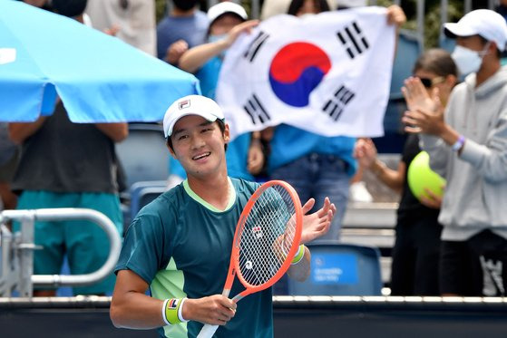 호주 교민들의 태극기 응원 속에 17일 호주오픈 1회전에서 첫 승을 거둔 권순우. [AFP=연합뉴스]