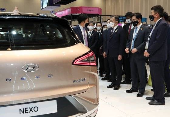 문재인 대통령이 17일 오전(현지시간) 두바이 엑스포 전시센터 북관에서 열린 2022 두바이 한국 우수상품전 내 현대자동차그룹 부스에서 수소전기차 ‘넥소’에 대한 설명을 듣고 있다. 청와대사진기자단