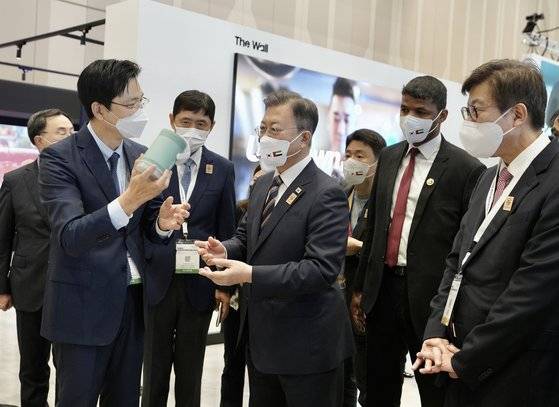 문재인 대통령이 17일 오전(현지시간) 두바이 엑스포 전시센터 북관에서 열린 2022 두바이 한국 우수상품전 내 삼성전자 부스를 찾아 포터블스크린 ‘더 프리스타일’에 대한 설명을 듣고 있다. 청와대사진기자단