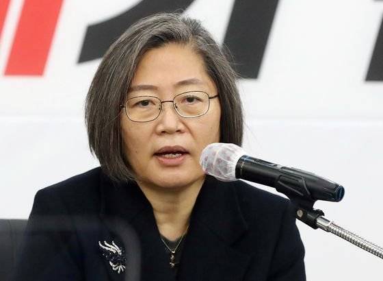 이수정 국민의힘 중앙선대위 공동선거대책위원장이 지난달 14일 오전 대구 수성구 범어동 국민의힘 대구시당에서 열린 기자간담회에 참석해 발언하고 있다. 뉴스1