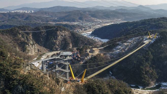 강원 원주시 간현관광지의 소금산 그랜드밸리 내에 설치된 ‘울렁다리’ 전경. 원주시 제공