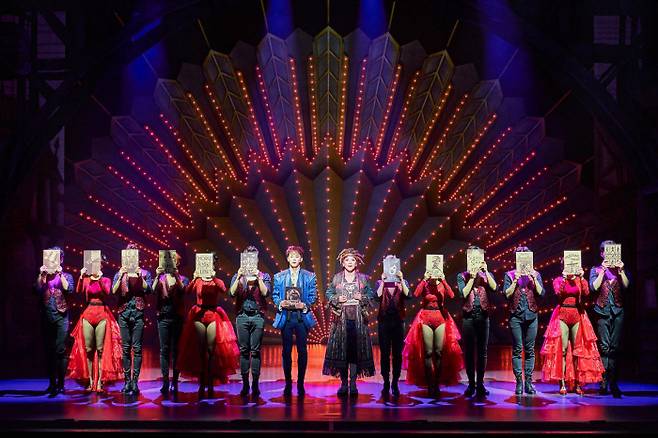 뮤지컬 <썸씽로튼>의 한 장면. 정원영은 등장과 함께 이 뮤지컬의 상징과 같은 넘버 ‘뮤지컬(A Musical)’을 들려준다. 엠씨어터 제공