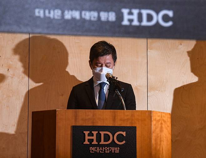 HDC Chairman Chung Mong-gyu apologizes at a press conference in Seoul, Monday. (Yonhap)